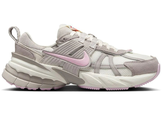 Nike V2K Run
Sail Pink Foam Sail College Grey - WORLDOFSHOES